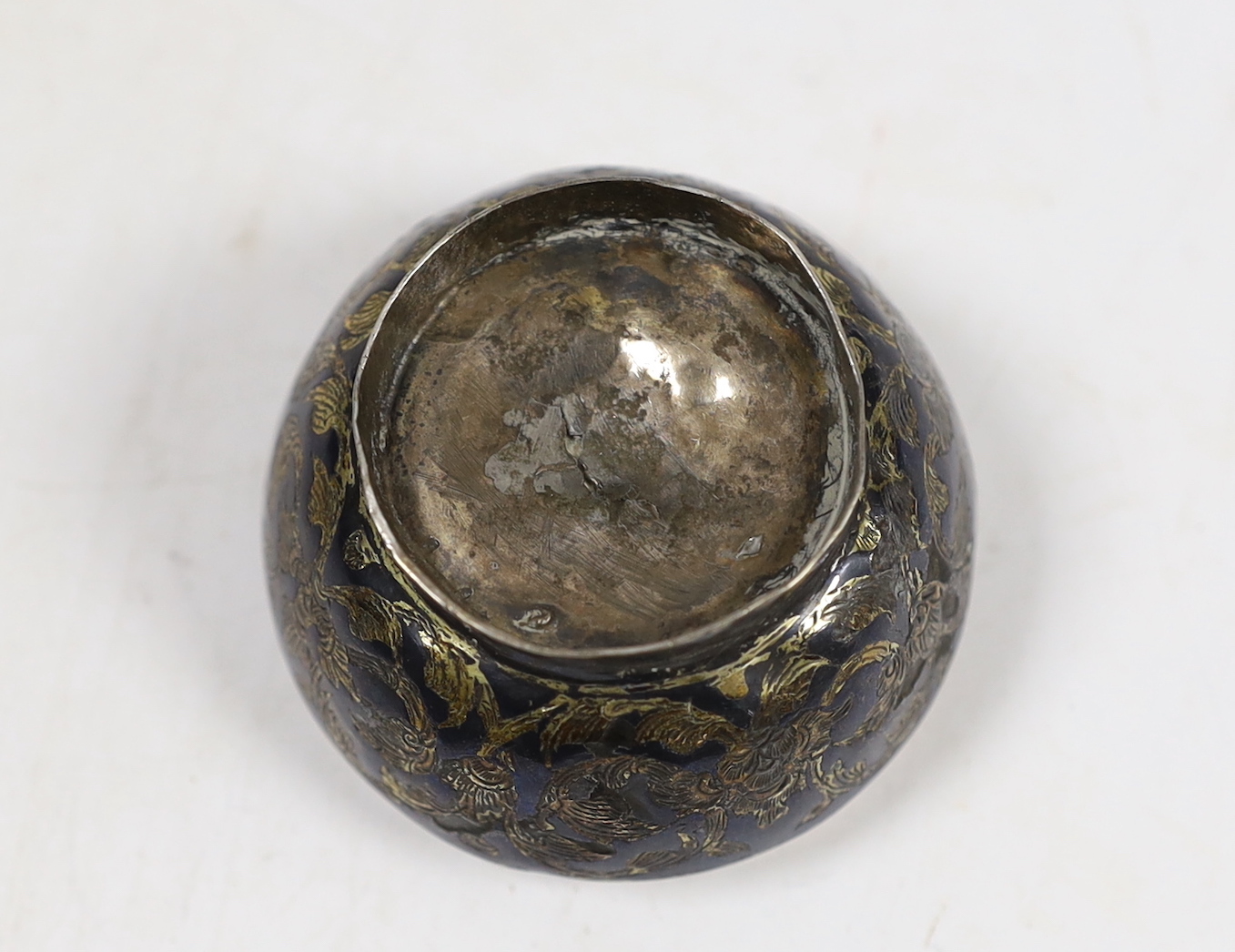 An 18th/19th century Thai silver and niello betel nut box, 5cm